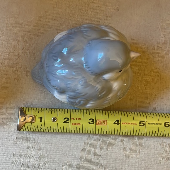 Vintage Otagiri Japan crabby sparrow trinket box, gray and white feathers, EUC - Picture 10 of 11